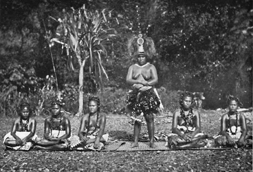 Un groupe de femmes samoanes dansant en costume complet, 1902