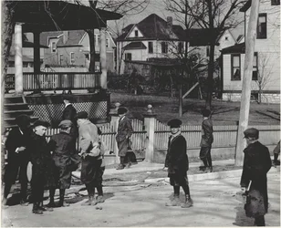Un groupe de garçons en manteaux d