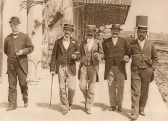 Un groupe de messieurs marchant, 1937