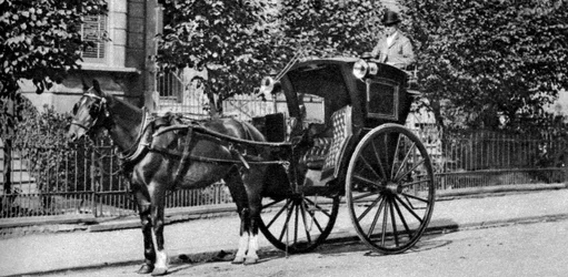 Un fiacre tiré par des chevaux, Londres, 1926-1927