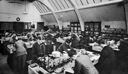Un laboratoire dans une école polytechnique de Londres, 1926-1927
