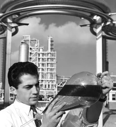 Un travailleur de laboratoire tient un entonnoir séparateur d