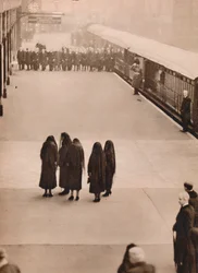 Un groupe isolé de pleureurs royaux : la reine Mary avec la princesse royale, 1936