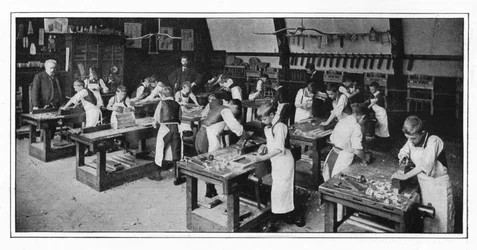 Un centre de formation manuelle : travail du bois, Londres, vers 1900 1901