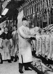 Un porteur de viande, marché de Smithfield, Londres, 1926-1927