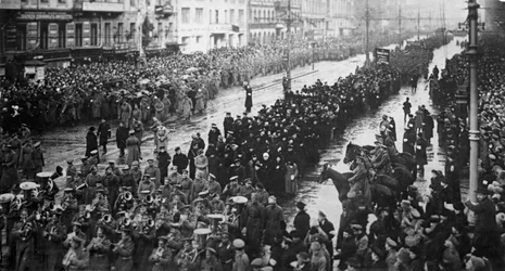 Une cérémonie de deuil pour les victimes de la Révolution de Février, Russie, 5 avril 1917