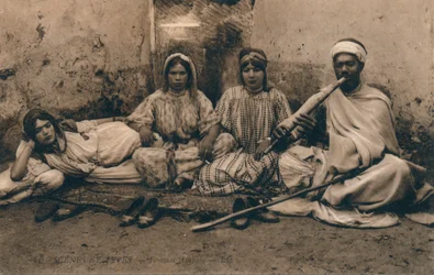 Photographie représentant des personnes arabes traditionnelles, vers 1909