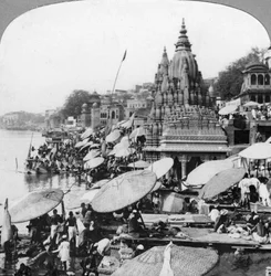 Un temple et des ghats sur le Gange à Bénarès Varanasi, Inde, années 1900