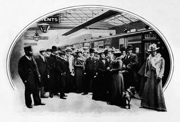 Une troupe théâtrale partant en tournée, gare d