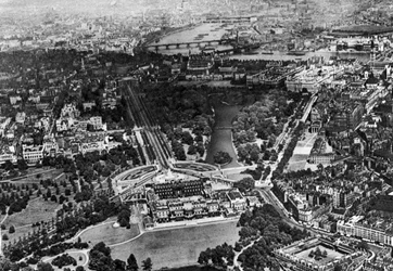 Vue aérienne du palais de Buckingham, Londres, 1926-1927