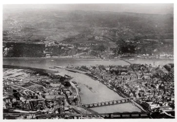 Vue aérienne de Coblence, Rhénanie-Palatinat, Allemagne, depuis un Zeppelin, vers 1931 1933