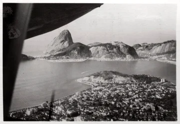 Vue aérienne de Rio de Janeiro, Brésil, depuis un Zeppelin, 1930-1933
