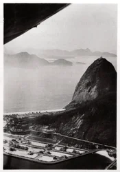 Vue aérienne du Pain de Sucre, Rio de Janeiro, Brésil, depuis un Zeppelin, 1930-1933