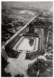 Vue aérienne du Völkerschlachtdenkmal, Leipzig, Allemagne, depuis un Zeppelin, vers 1931-1933