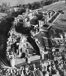 Vue aérienne du château de Windsor, avec la chapelle Saint-Georges au premier plan, 1935