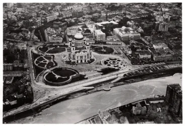Vue aérienne de la cathédrale du Christ-Sauveur, Moscou, URSS, depuis un Zeppelin, 1930-1933