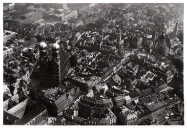 Vue aérienne de la Frauenkirche, Munich, Allemagne, depuis un Zeppelin, vers 1931-1933