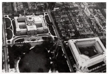 Vue aérienne de la Bibliothèque du Congrès, Washington DC, USA, depuis un Zeppelin, 1928-1933