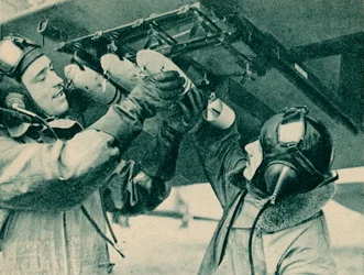Observateur aérien recevant une formation de bombardement, 1940