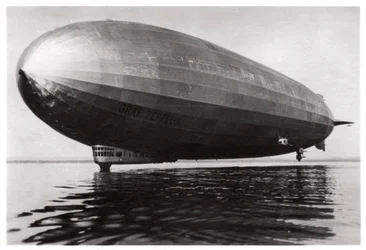 Dirigeable LZ127 Graf Zeppelin atterrissant sur le lac de Constance, Allemagne, 1933