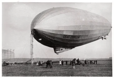 Dirigeable LZ127 Graf Zeppelin amarré à Loewental, Allemagne, 1933
