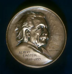 Albert Einstein 1879-1955, physicien mathématique, vers 1979