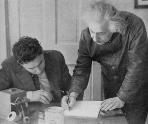 Albert Einstein, mathématicien et physicien germano-suisse-américain, avec un étudiant