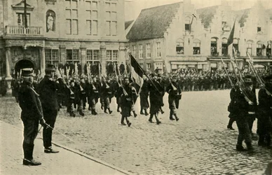 Albert Ier de Belgique passant en revue les troupes, Première Guerre mondiale, 1914, vers 1920