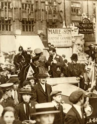 Alcock et Brown... après le premier vol transatlantique sans escale, Londres, juin 1919, 1935