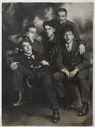 Aleksei Kruchenykh, David Burliuk, Vladimir Maïakovski, Nikolaï Burliuk et Benedikt Livshits, 1913