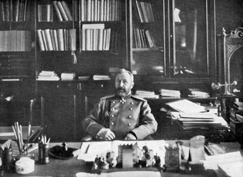 Alexei Nikolaievich Kuropatkin dans sa bibliothèque, 1904-1905