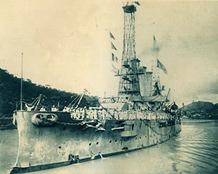 Le cuirassé américain Missouri traversant le canal de Panama
