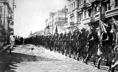 Troupes américaines défilant à Vladivostok, Russie, 1918