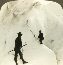 Parmi les montagnes et les crevasses de glace - énormes crevasses du glacier de Brigsdal, Norvège, c1905