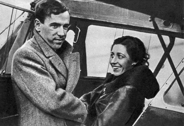Amy Johnson, aviatrice britannique, sur le point de partir pour Le Cap, 1932