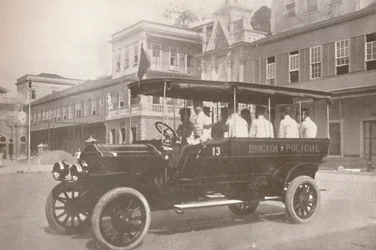 Une automobile de la police militaire, 1914