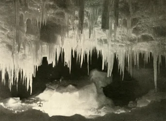 Une grotte de glace en hiver, vers 1908, 1909