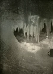 Une caverne de glace en hiver. Photographiée à la lumière des lampes-tempête, vers 1908-1909