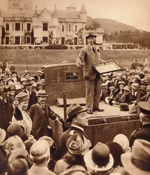 Une vente aux enchères pour la charité à Balmoral, années 1930