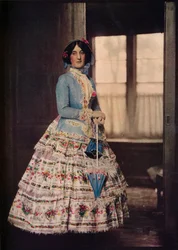 Un manteau brodé, avec une jolie jupe en gaze de soie. À la mode entre 1850 et 1860, c1913