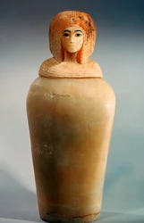 Ancien vase canope égyptien avec un couvercle en forme de tête de femme royale, vers 1344-1336 av. J.-C.