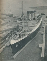 Arrivée du paquebot RMS Cunard White Star Queen Mary dans le bassin de radoub King George V, 1936