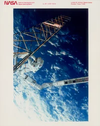Astronaute en EVA depuis la navette spatiale Atlantis, 1985