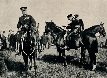Aux manœuvres militaires