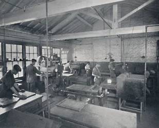 Au travail dans la fonderie. Fabrication de moules en cire des pages, 1917