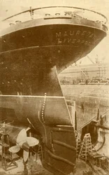 Travail à la poupe du Mauretania, en cale sèche, vers 1930