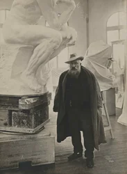 Auguste Rodin dans son atelier