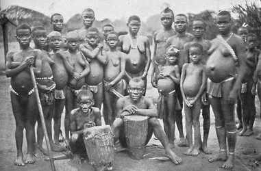 Groupe de Pygmées Bambute avec deux femmes Walese, 1902