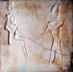 Bas-relief montrant les dieux Isis et Osiris, période ptolémaïque, Égypte antique, 323-30 av. J.-C.