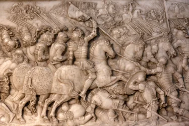Basilique de Saint-Denis, Tombeau de François Ier roi de France et Claude de France, Bas-relief de la Fondation, Représentation de la bataille de Cérisoles, ici la cavalerie française face aux troupes impériales, Saint-Denis, France